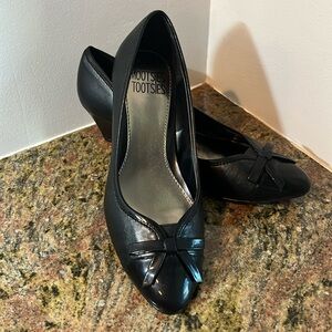 Mootsies Tootsies women’s black pumps